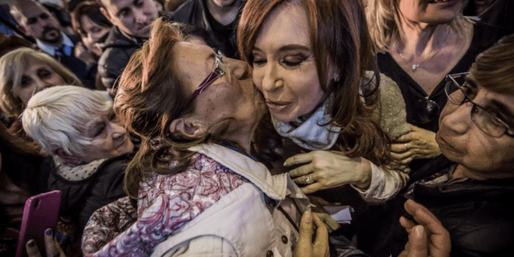 Llamado de Cristina a los jubilados para enfrentar la “crueldad” de Milei