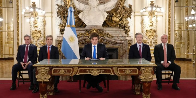 Con los pies para adelante no, con un chaleco de fuerza