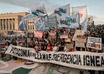 Marcha por el “desmanejo” del fuego de Milei