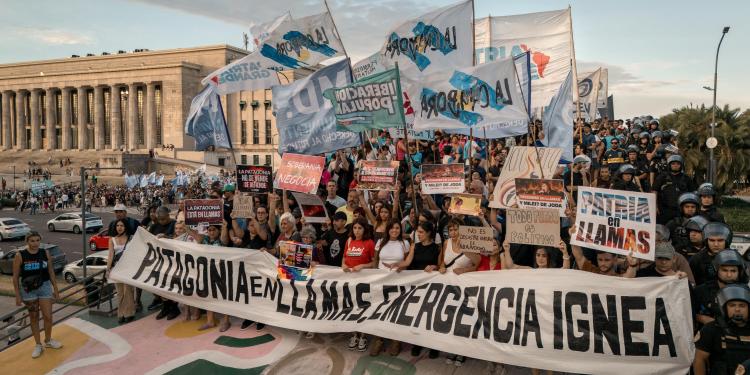 Marcha por el “desmanejo” del fuego de Milei