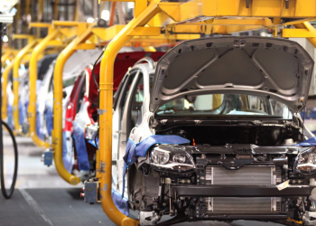 La industria automotriz, marcha atrás: la producción cayó un 30% en enero