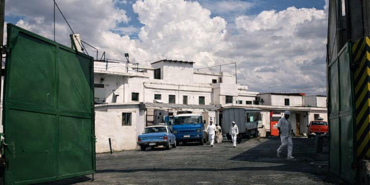 Cerró un frigorífico por la caída del consumo y las importaciones: 140 despidos